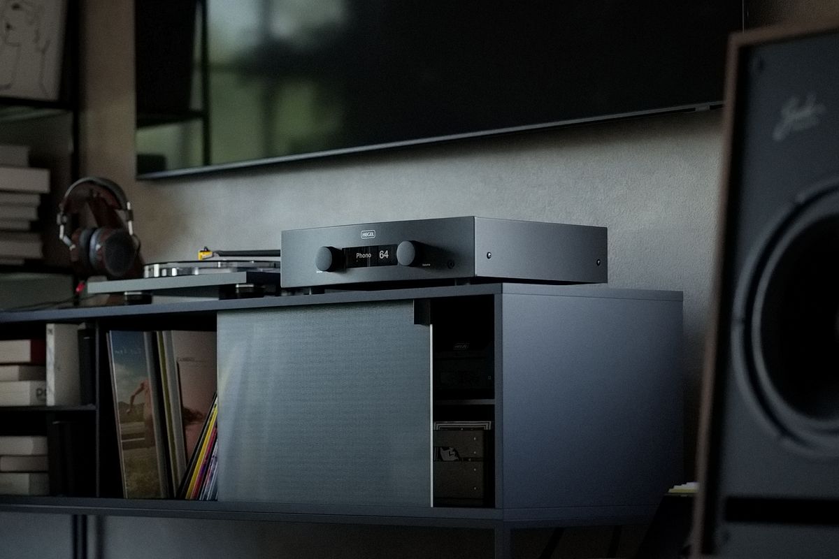 Hegel H-190V integrated amplifier in a listening room